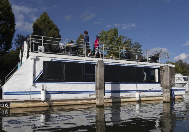 Bluebird House-Boat Hotel East Molesey Exterior photo