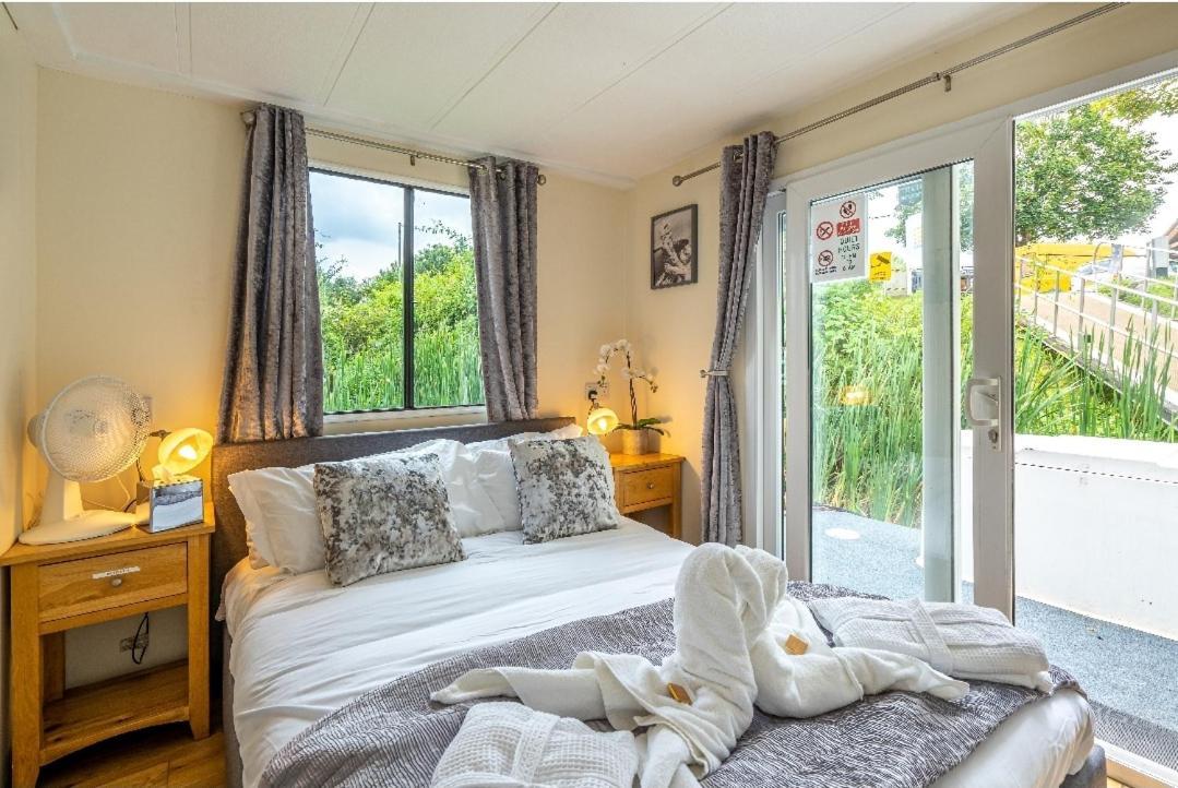 Bluebird House-Boat Hotel East Molesey Exterior photo